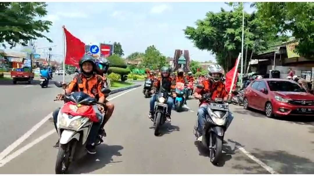 Massa Pemuda Pancasila Mojokerto menuju kantor DPRD Kabupaten Mojokerto.(Deni Lukmantara/Ngopibareng)