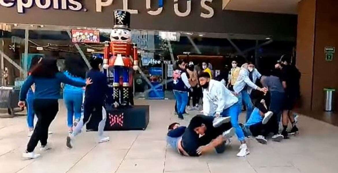 Penonton saling pukul saat antre di bioskop di Meksiko. (Foto: Facebook)