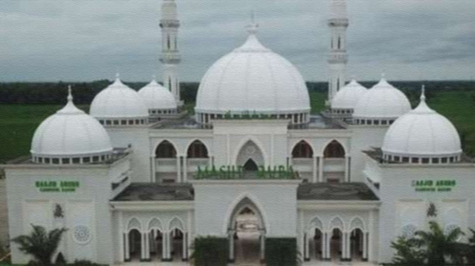 Masjid Quba, dengan kubah yang indah menjadi model masjid di Indonesia.  (Foto: Travellers)