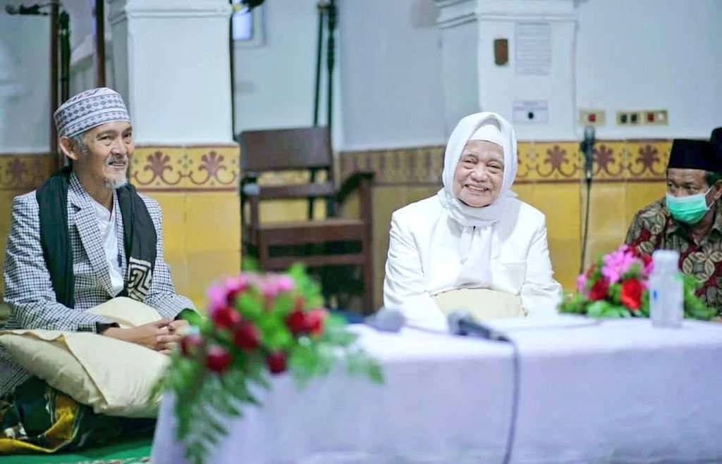 KH Anwar Manshur bersama KH A Kafabih Lirboyo Kediri. (Foto:Istimewa)