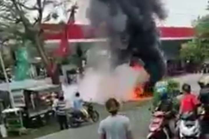 Sepeda motor terbakar di SPBU Mangunharjo, Jalan KH Hasan Genggong, Kota Probolinggo. (Foto: Istimewa)