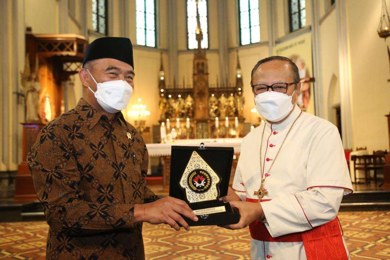 Menko PMK Muhadjir E.ffendy bersama Uskup Agung Jakarta Ignatius Kardinal Suharyo (foto:: Istimewa )