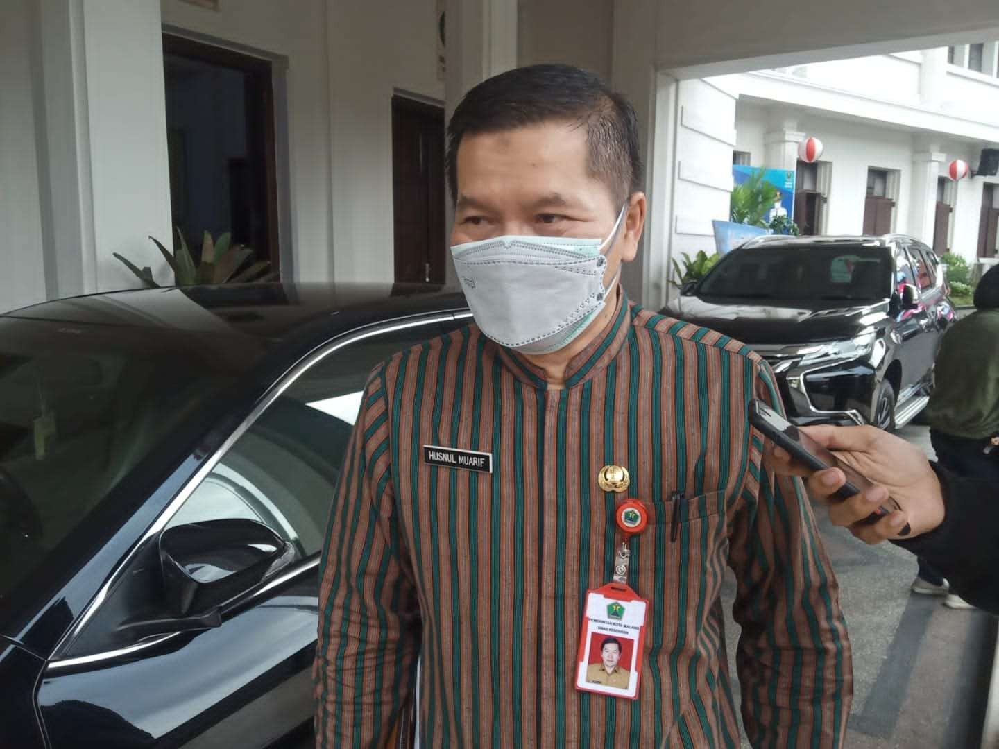 Kepala Dinas Kesehatan Kota Malang, dr Husnul Mu'arif saat berada di halaman Balaikota Malang (Foto: Lalu Theo/ngopibareng.id)