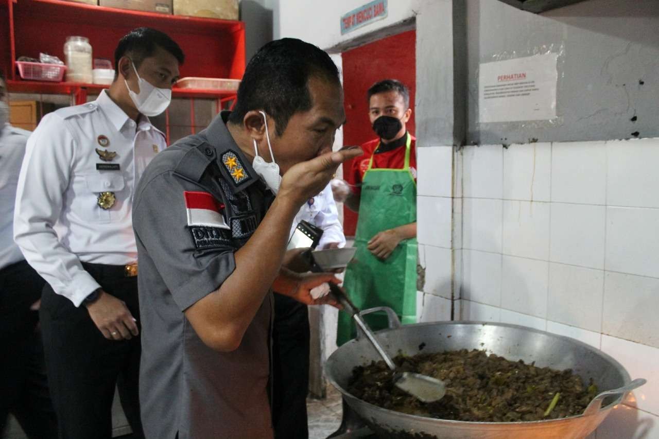 Direktur Perawatan Kesehatan dan Rehabilitasi Ditjen Pemasyarakatan Muji Raharjo Drajat Santoso melakukan sidak ke Rutan Kelas I Surabaya. (Foto: Kemenkumham Jatim)