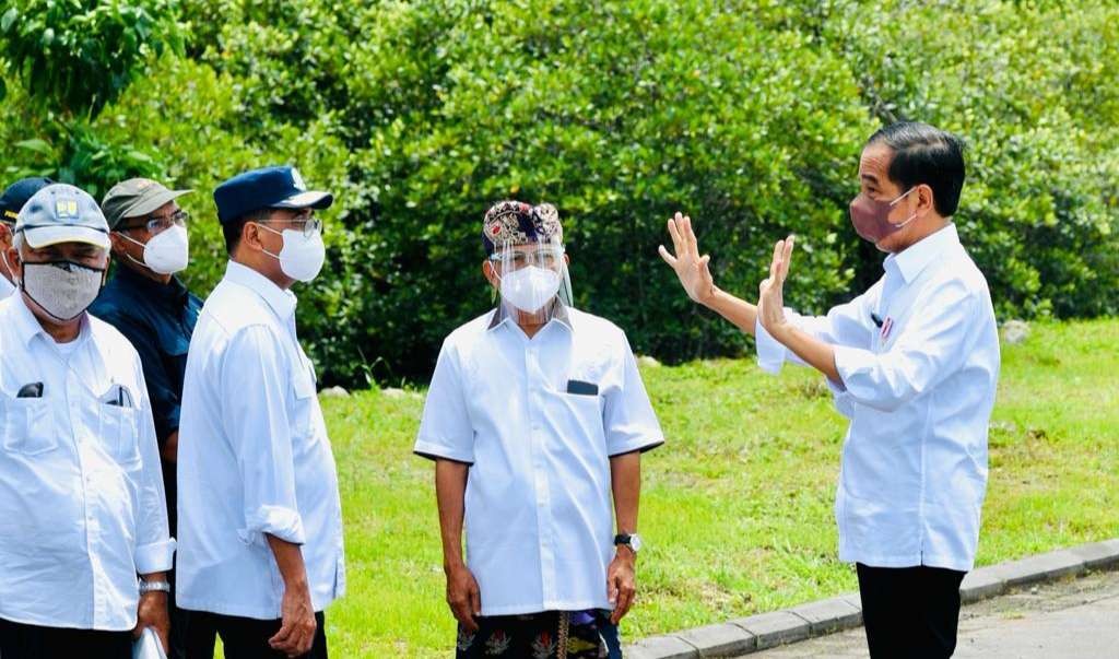 Presiden Jokowi meninjau hutan mangrove di Denpasar Bali yang akan dipamerkan kepada peserta KTT G-20) foto: Setpres)