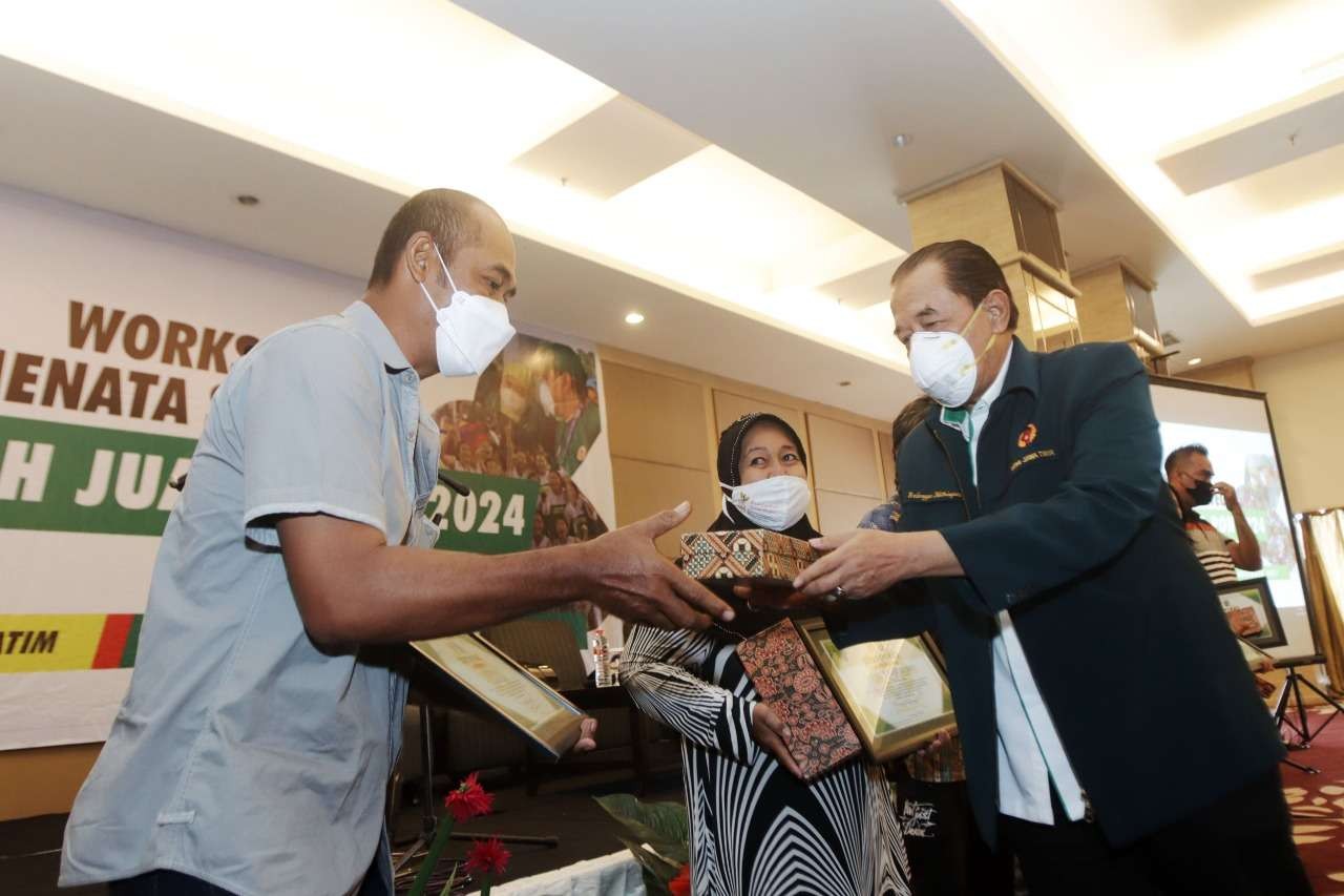 Ketua KONI Jatim, Erlangga Satriagung (kanan) memberikan tali asih kepada mantan atlet berprestasi di Surabaya, Kamis 2 Desember 2021.