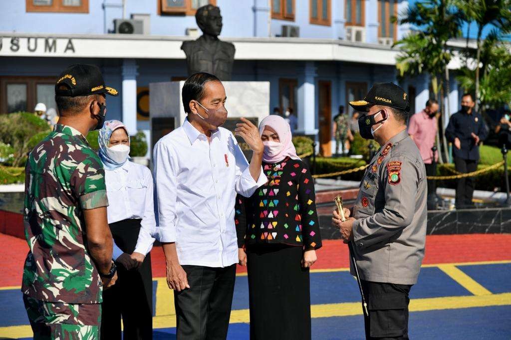 Presiden Jokowi dan Ibu Negara Iriana meninggalkan ruang VVIP Pangkalan TNI AU Halim Perdana Kusuma untuk lepas landas menuju Bali. (Foto: Setpres)