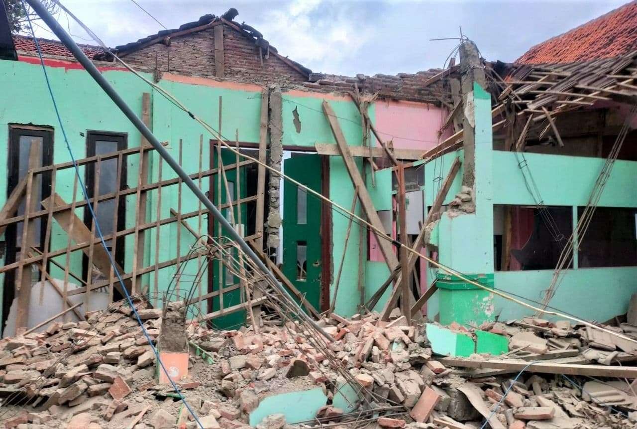 Atap gedung aula Kelurahan Jrebeng Lor, Kecamatan Kedopok, Kota Probolinggo ambruk. (Foto: Ikhsan Mahmudi/Ngopibareng.id)