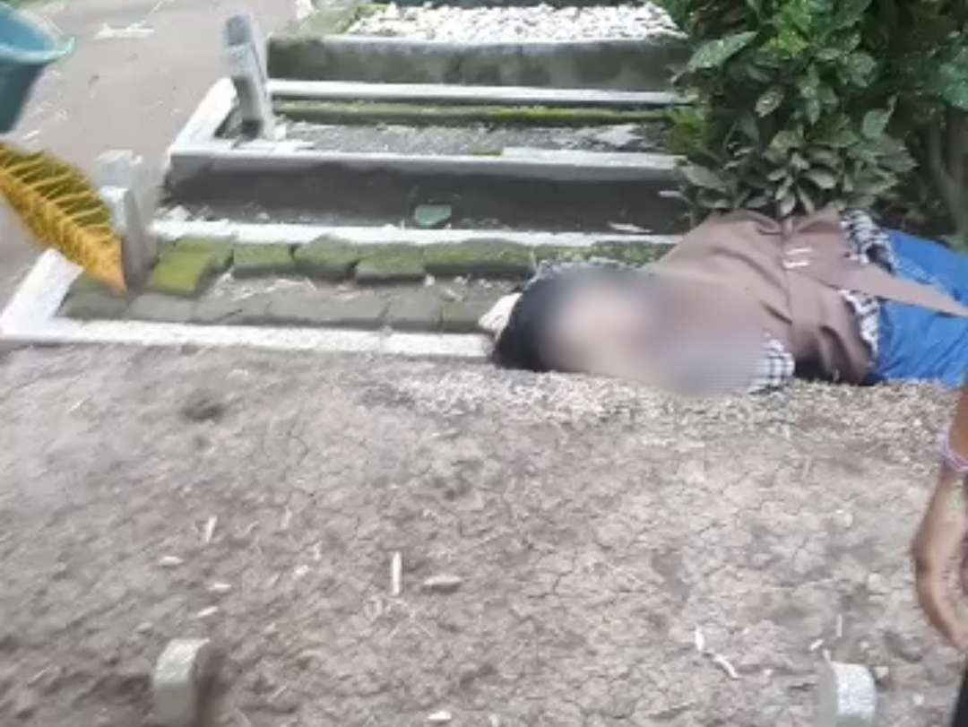 Korban ditemukan tewas di samping makam sang ayah.(Foto: Istimewa)