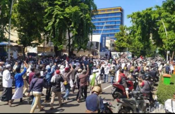 Massa Reuni 212 nekat mendekati Patung Kuda Jl Merdeka Barat, Jakarta Pusat, yang ditutup dengan pagar kawat. (Foto: Istimewa)