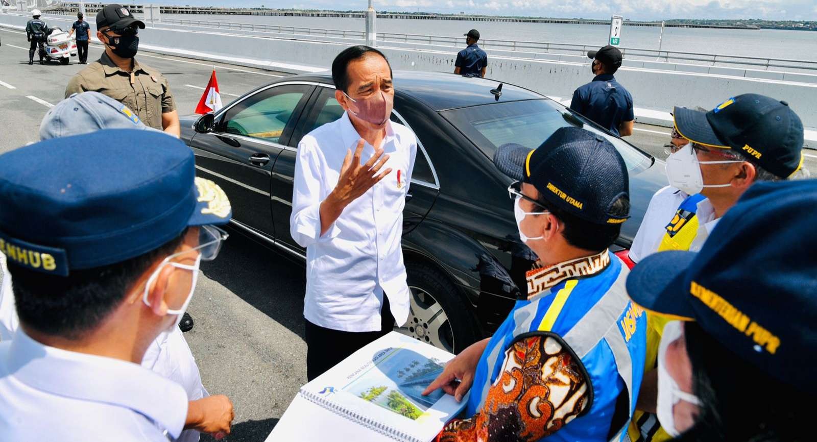 Presiden memberi pengarahan di jalan tol menuju Nusa Dua Bali untuk persiapan menghadapi KTT G-20 di Bali (Foto: Setpres)
