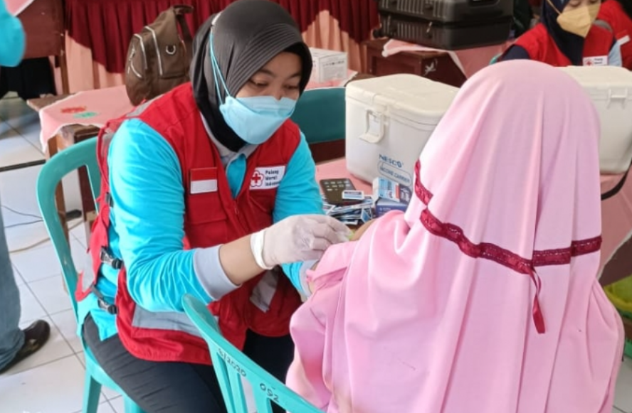 Palang Merah Indonesia (PMI) Kabupaten Nganjuk menggelar vaksinasi untuk pelajar, di SMP Negeri 2 Kertosono Nganjuk, Kamis 2 Desember 2021. (Foto: Diskominfo Jatim)