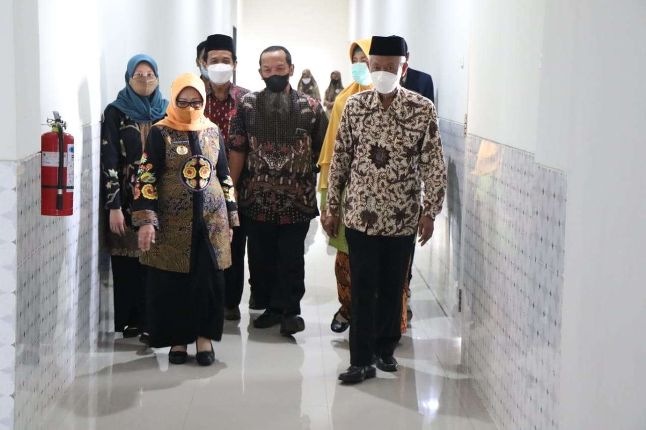 Bupati Hj Mundjidah Wahab hadir dan meresmikan Rumah Sakit Umum (RSU) Pembinaan Kesejahteraan Umat (PKU) Muhammadiyah di Mojoagung, Kamis 2 Desember 2021. (Foto: istimewa)