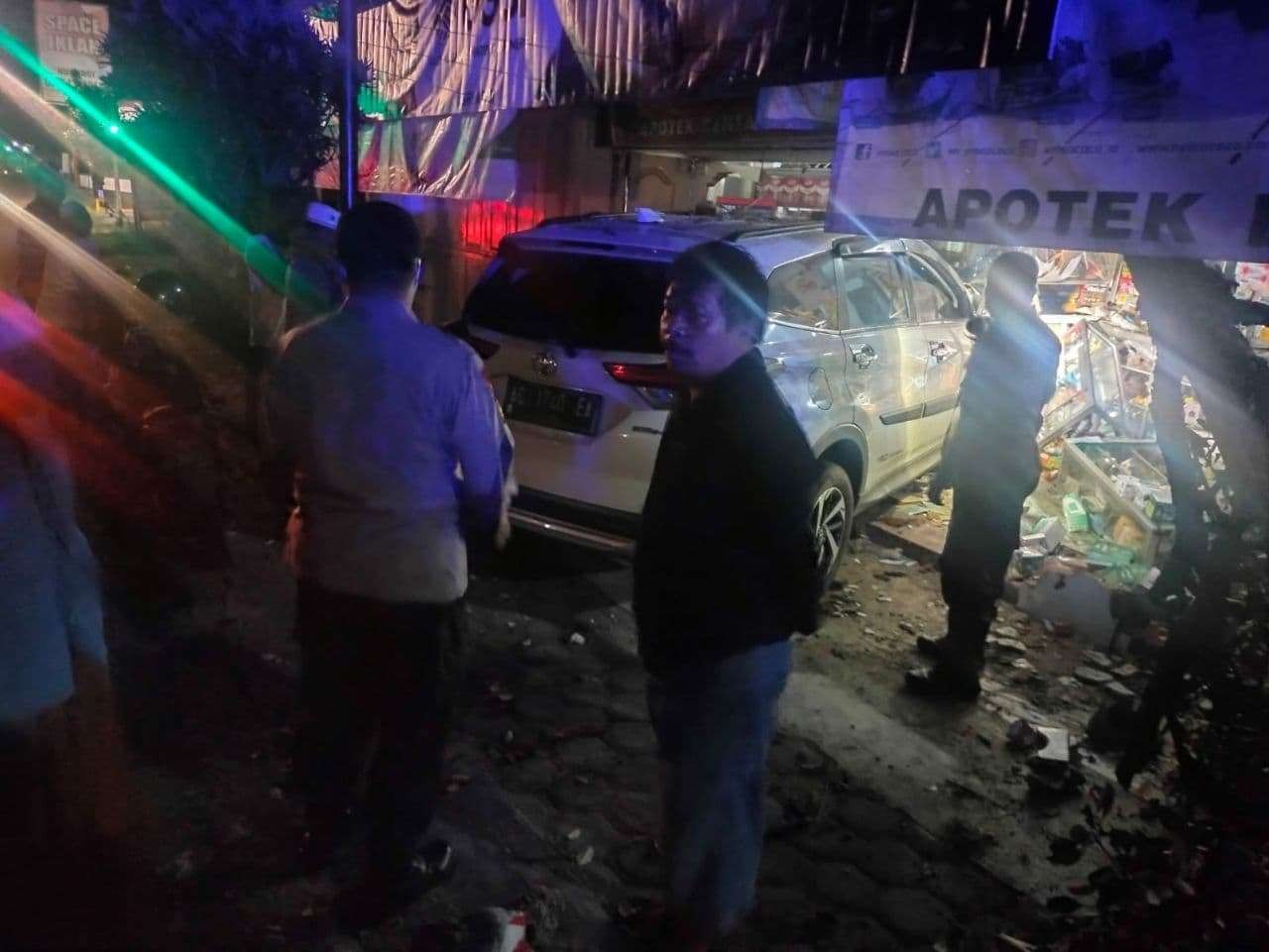 Mobil Toyota Rush menyeruduk apotek milik Aji Santoso di Blitar. (Foto: ist)