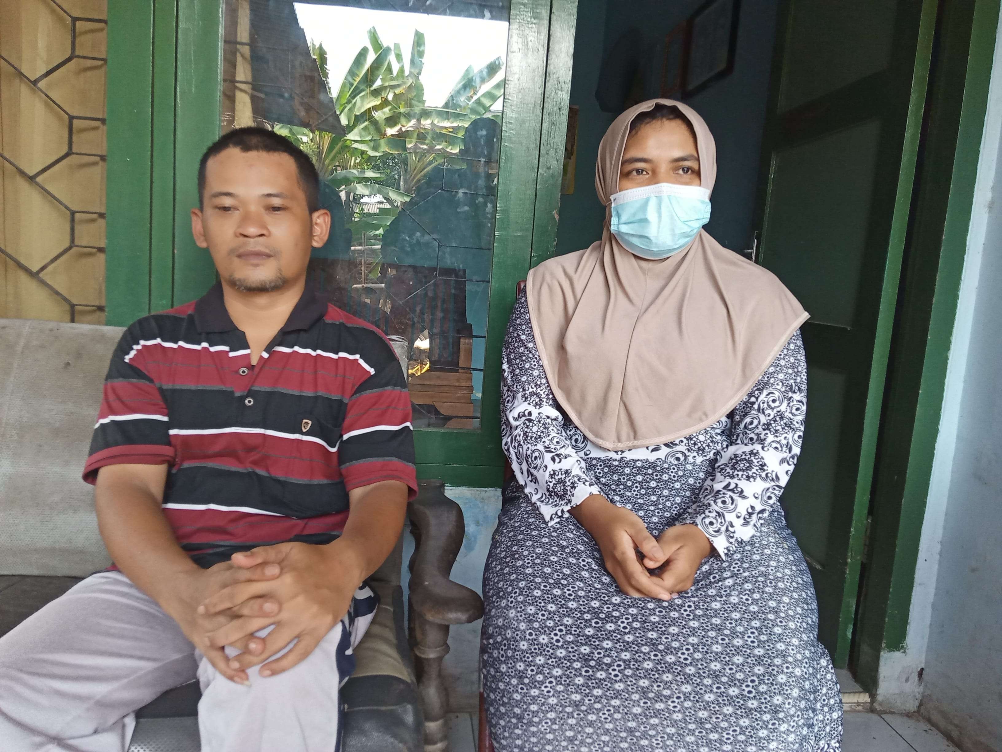 Joko Santoso (kanan) beserta istrinya saat ditemui di kediamannya di Jalan Burung Gereja, Arjowinangun, Kedungkandang, Kota Malang, Jawa Timur. (Foto: Lalu Theo/Ngopibareng.id)