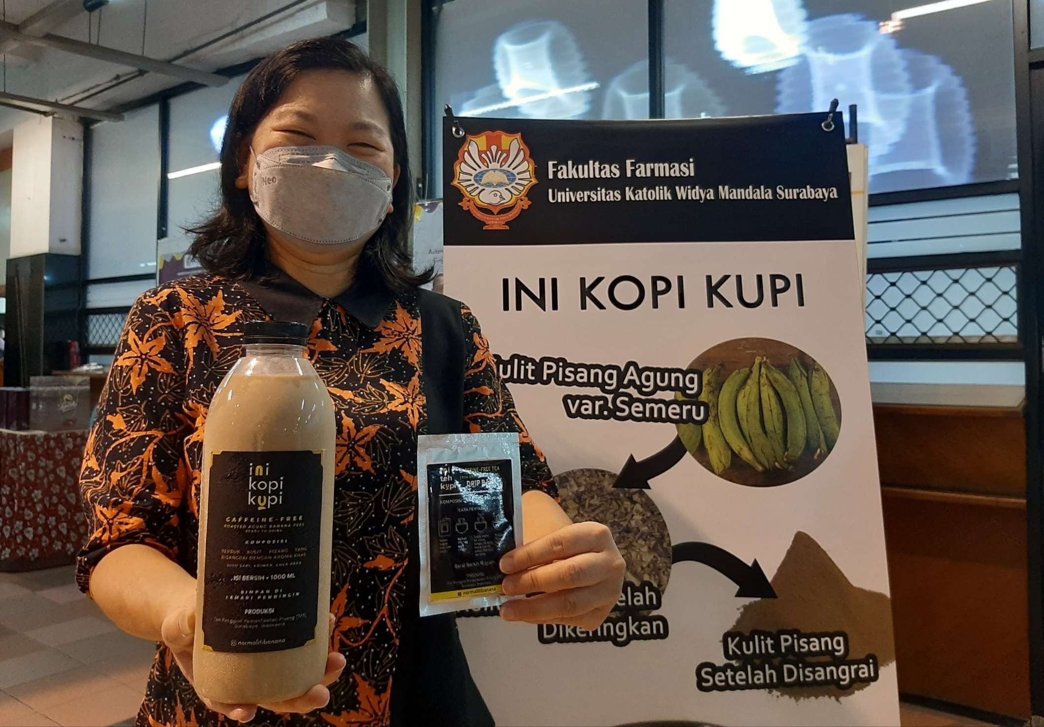 Dr. Lannie Hadisoewignyo, M.Si., Apt saat menunjukan Kopi Kupi, alternatif minuman penganti kopi dari kulit pisang. (Foto: Pita Sari/Ngopibareng.id)