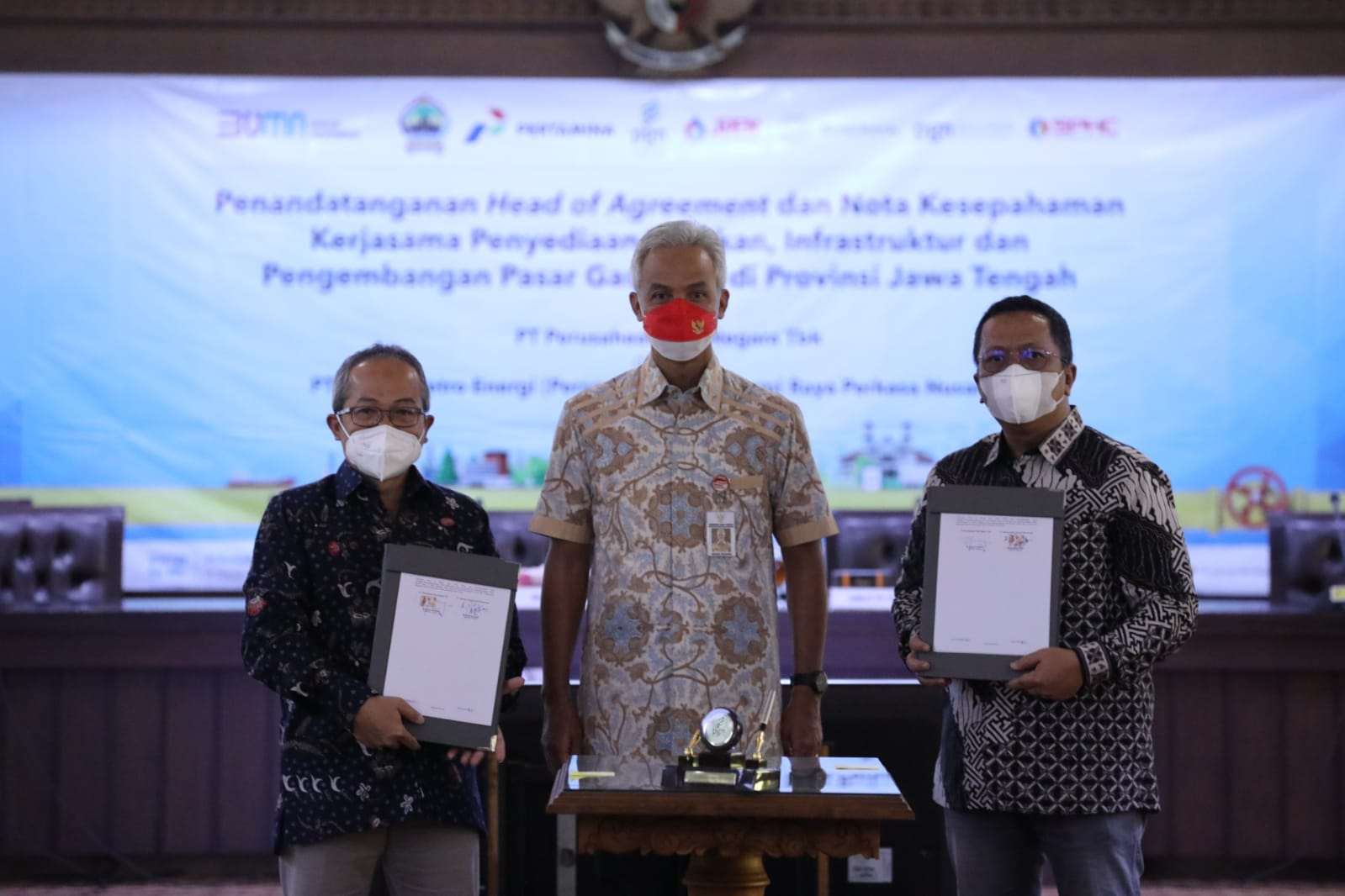 Gubernur Jawa Tengah Ganjar Pranowo usai menyaksikan penandatanganan kerja sama antara PT Jateng Petro Energi (JPEN), salah satu BUMD Jateng dan PT Perusahaan Gas Negara (PGN). Kerjasama untuk memenuhi kebutuhan gas di seluruh kawasan industri yang ada di Jawa Tengah, Jumat 3 Desember 2021. (Foto: Istimewa).