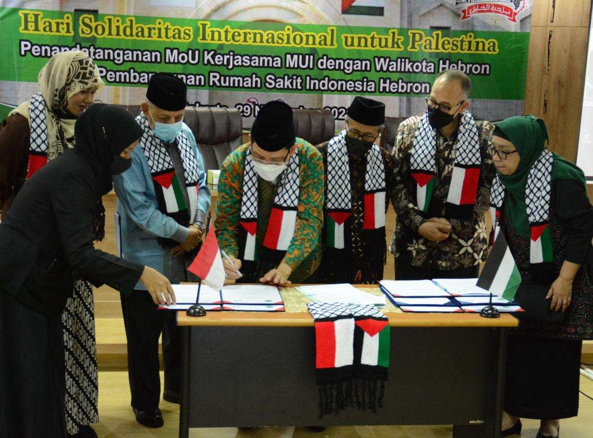Ketua Majelis Ulama Indonesia (MUI) Bidang Hubungan Luar Negeri dan Kerja Sama Internasional, Prof Sudarnoto Abdul Hakim, pada saat melakukan penandatanganan kerjasama pembangunan RSIH Palestina dengan Walikota Hebron. (Foto: mui-digital)