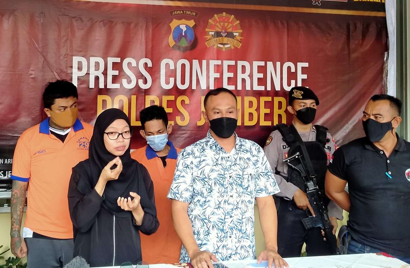 Kasatresnarkoba Polres Jember memaparkan kronologi penangkapan dua kurir sabu (Foto: Rusdi/ngopibareng.id)