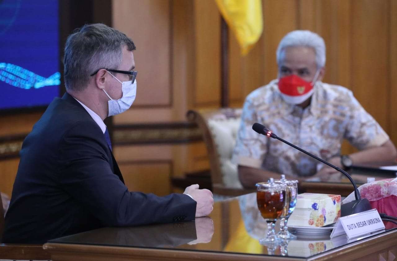 Gubernur Jawa Tengah Ganjar Pranowo berdialog dengan Duta Besar Ukraina, Vasyl Hamianin. (Foto: Istimewa)