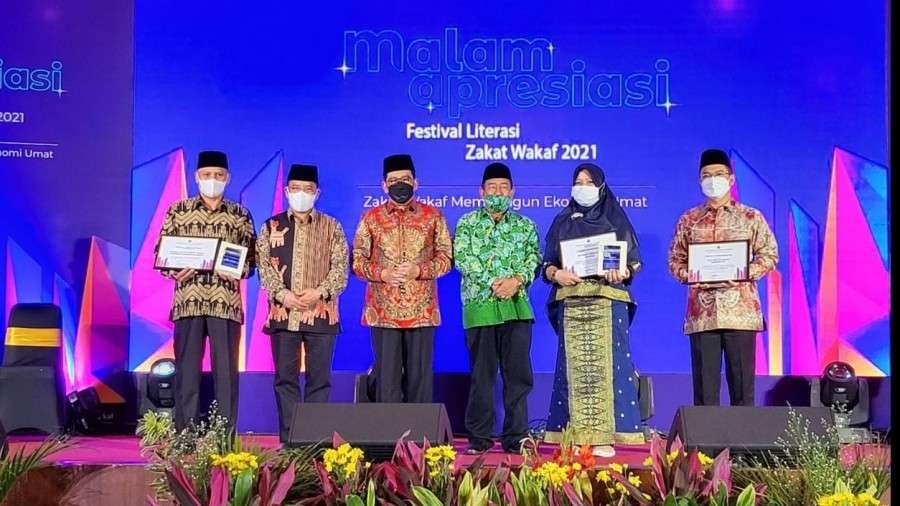 Kemenag beri penghargaan bagi sejumlah pegiat zakat dan wakaf, di Jakarta, Kamis 2 Desember 2021 malam. (Foto: Kemenag)
