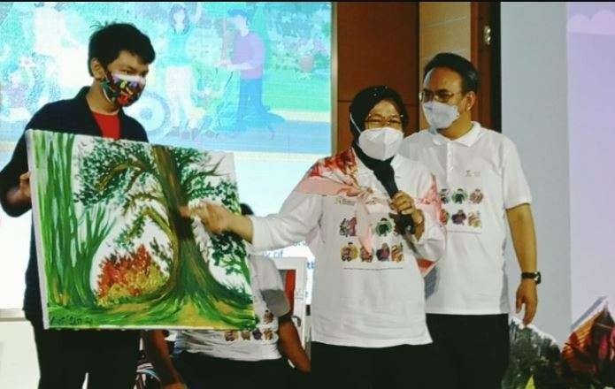 Menteri Sosial (Mensos) Tri Rismaharini awanya memuji lukisan karya Anfield Wibowo. Kemudian, difabel tunarungu wicara dan autisme diduga dipaksa bicara oleh mantan Walikota Surabaya itu. (Foto: Istimewa)