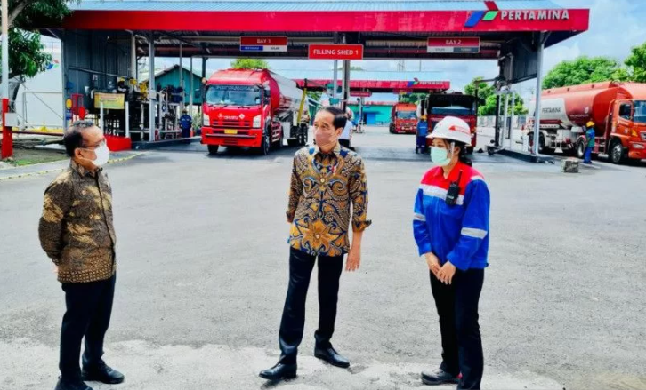 Di luar agenda yang sudah dijadwalkan, Presiden Joko Widodo (Jokowi) melakukan peninjauan ke Terminal Bahan Bakar Minyak (BBM) Sanggaran di Denpasar, Bali, Jumat, Desember 2021). (Foto: Antara/Biro Pers Setpres/Laily Rachev)