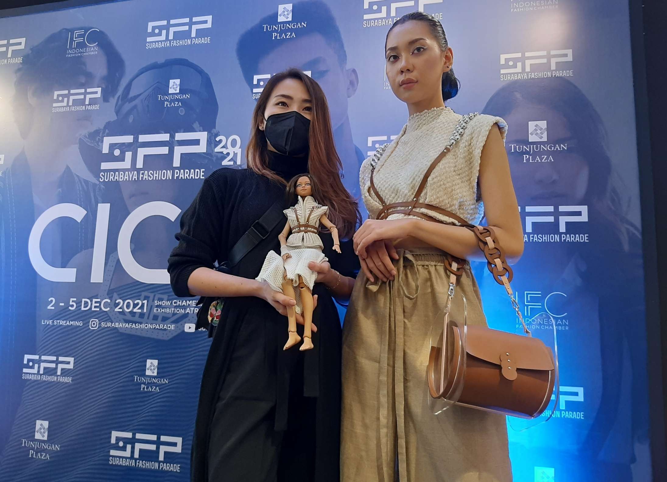 Yuliana Wu saat menunjukkan koleksi busana Leia dan boneka Aruna pada SFP 2021. (Foto: Pita Sari/Ngopibareng.id)