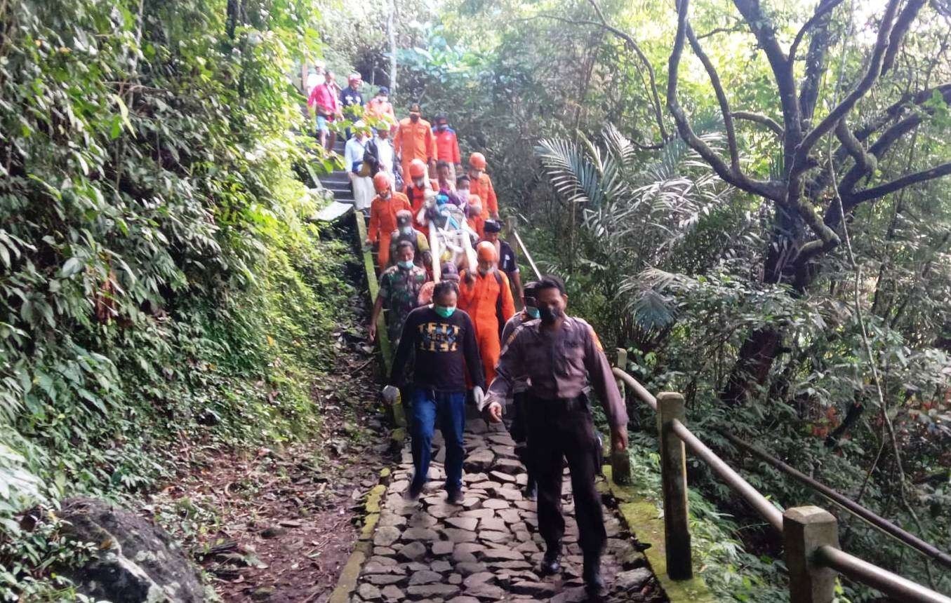 Tim SAR Gabungan mengevakuasi jenazah turis asal Perancis yang meninggal saat melakukan pendakian di ke Puncak Lempuyang (foto:Basarnas Bali)