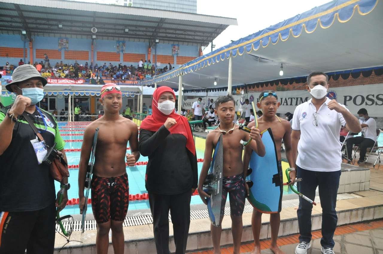 Gubernur Jatim, Khofifah Indar Parawansa. (tengah) berfoto dengan para atlet selam di Kolam Renang Dispora Jatim, Surabaya, Sabtu 4 Desember 2021. (Foto: Fariz Yarbo/Ngopibareng.id)