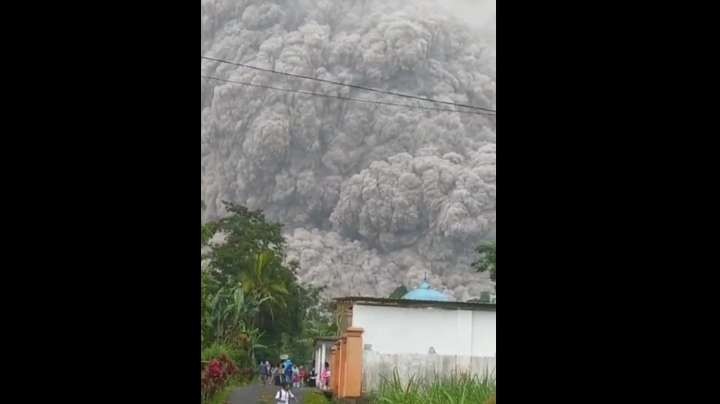 Erupsi Gunung Semeru berupa awan panas guguran (Foto: istimewa)