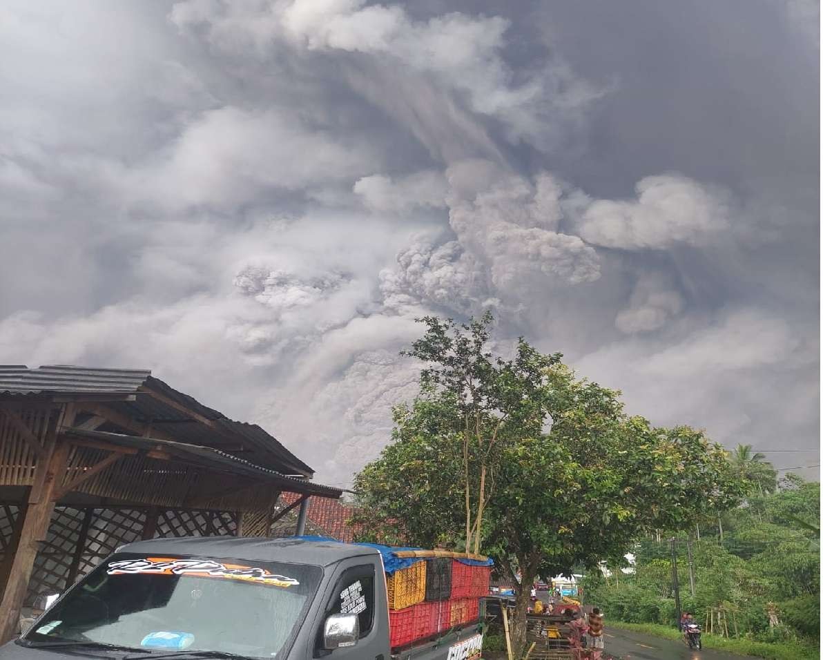 Gunung Semeru di Lumajang erupsi mengeluarkan guguran awan panas dan abu vulkanik, Sabtu, 4 Desember 2021. (Foto: istimewa)