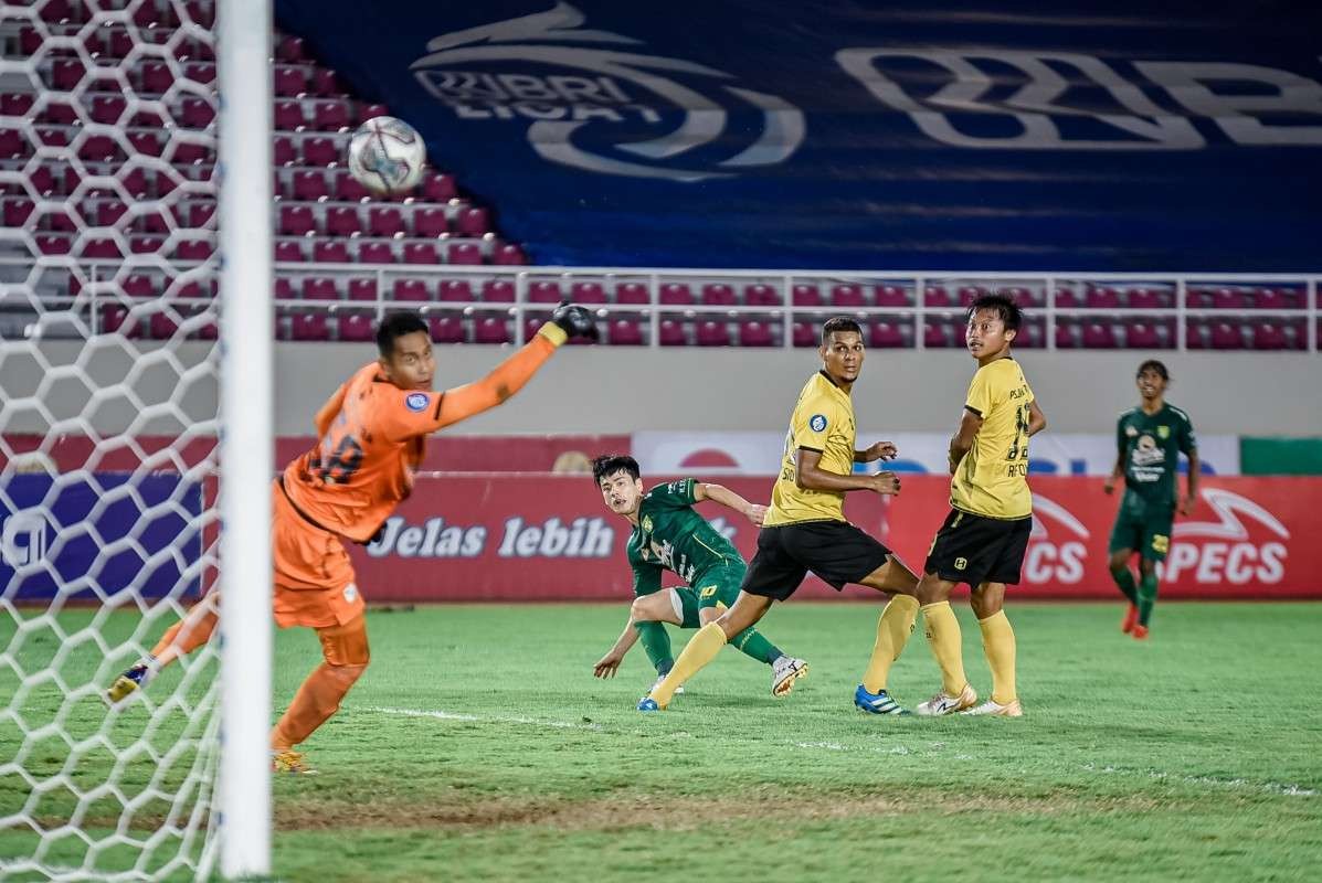 Tendangan dari Pemain Persebaya Taisei Marukawa berhasil menjebol gawang Barito Putra dalam lanjutan Liga 1 2021/2022 di Stadion Manahan, Solo, Sabtu 4 Desember 2021. (Foto: Fariz Yarbo/Ngopibareng.id)