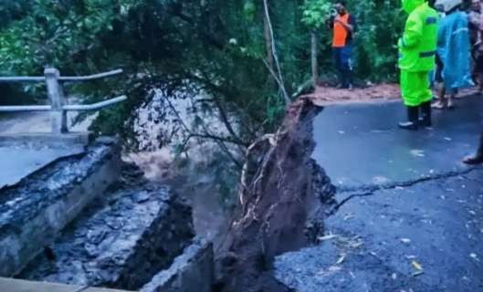 Hujan deras seharian mengguyur Bondowoso membuat air sungai meluap memutuskan jembatan Desa Besuk Kecamatan Klabang Bondowoso, Sabtu 4 Desember 2021.(foto: BPBD Bondowoso)