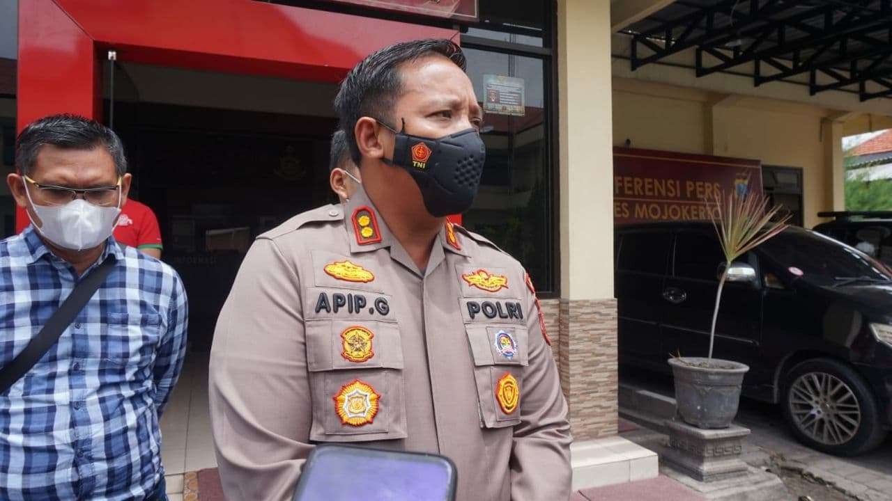 Kapolres Mojokerto AKBP Apip Ginanjar  menjelaskan jika tim gabungan Polda Jawa Timur dan Polres Mojokerto saat ini sedang mendalami kasus mahasiswi di Mojokerto yang bunuh diri dengan cara minum racun. (foto: Deni Lukmantara/Ngopibareng.id)