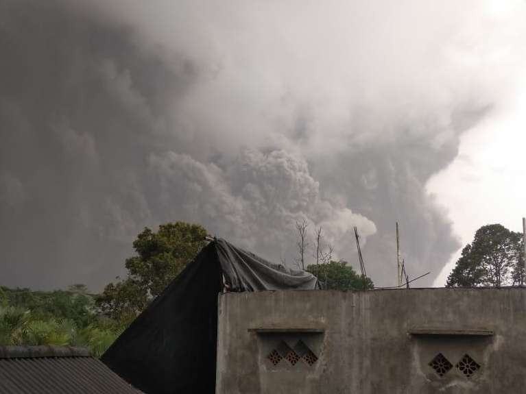 Guguran awan panas dan abu vulkanik dari Gunung Semeru. (Foto: Istimewa)