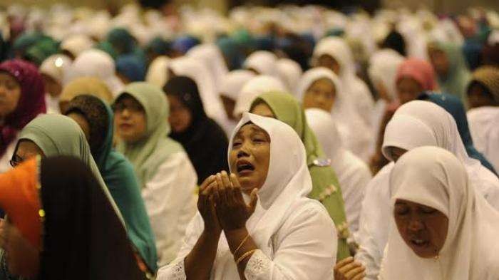 Muslimah berdoa denga khusyuk. (Ilustrasi)