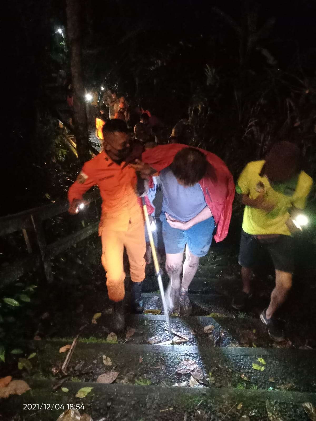 Petugas Basarna Bali mengevakuasi turis yang terjatuh ke jurang saat melakukan hiking (foto:Basarnas Bali)