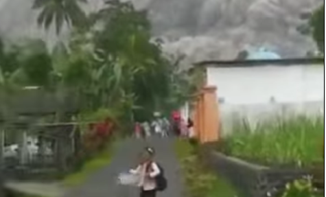 Gunung Semeru erupsi pada Sabtu, 4 Desember 2021. Sejumlah warga terdampak di Kecamatan Pronojiwo, Lumajang mengaku tak mendapatkan peringatan dini. (foto: Instagram(