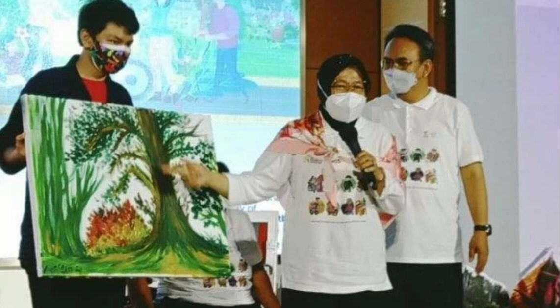 Menteri Sosial (Mensos) Tri Rismaharini awalnya memuji lukisan karya Anfield Wibowo. Kemudian, difabel tunarungu wicara dan autisme diduga dipaksa bicara oleh mantan Walikota Surabaya itu. (Foto: Istimewa)