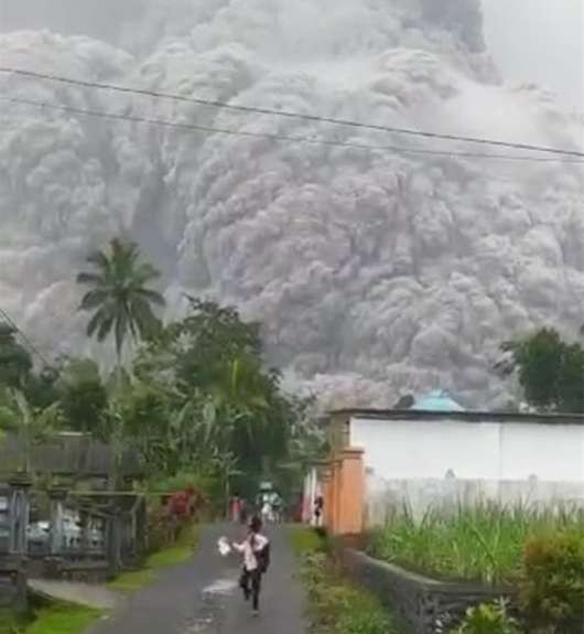 Warga berhamburan keluar rumah saat erupsi Semeru, pada Sabtu 4 Desember 2021. (Foto: Twitter)