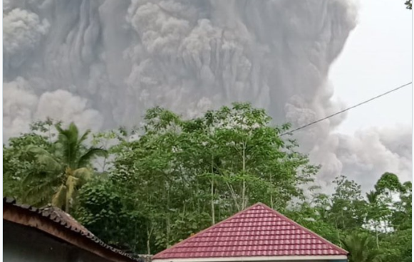 Gubernur Jawa Timur Khofifah Indar Parawansa meminta agar Kementerian Lingkungan Hidup dan Kehutanan menyediakan tanah bagi warga terdampak Semeru. (Foto: Twitter)