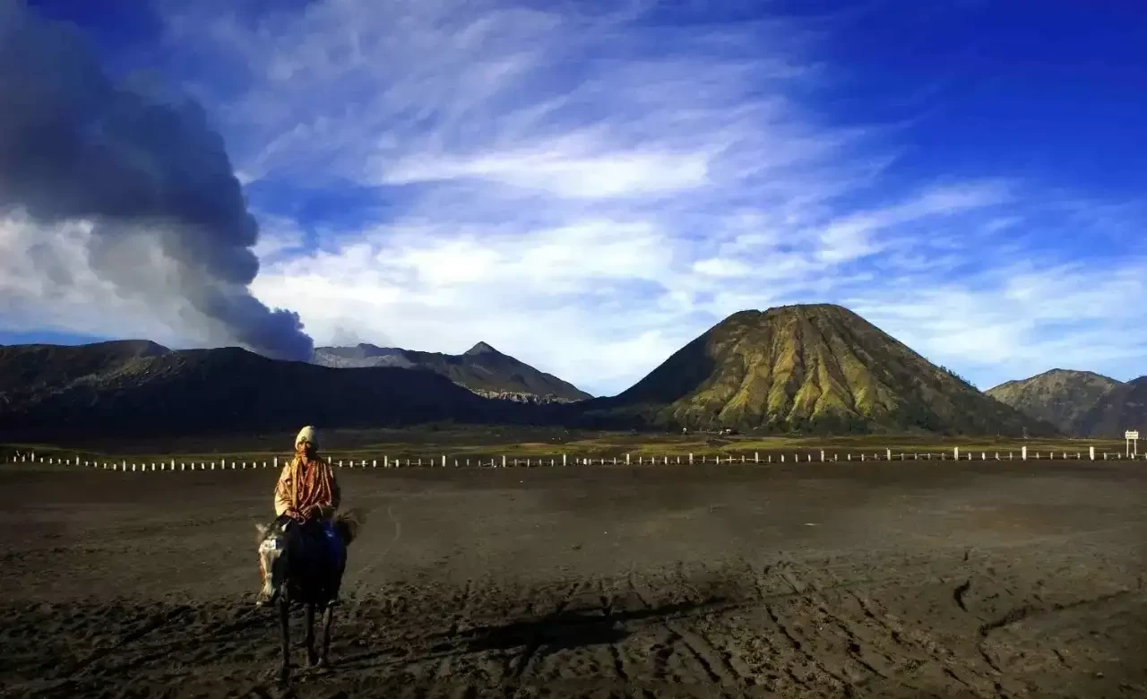 Wisata alam Gunung Bromo tetap dibuka meski Gunung Semeru erupsi. (Foto: Ikshan Mahmudi/ngopibareng.id)