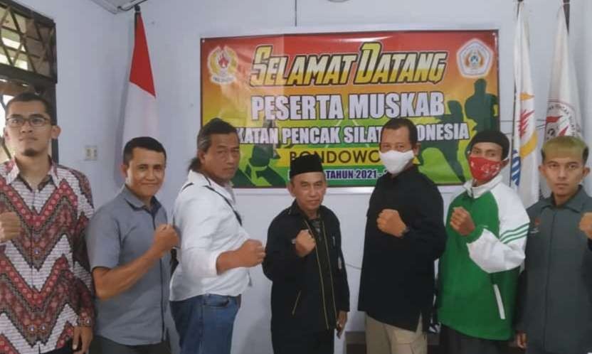 Sunargi (pakai peci hitam) terpilih kembali sebagai Ketua Pengkab IPSI Bondowoso, Jawa Timur, periode 2021-2025. Ia terpilih secara aklamasi lewat Muskab. (Foto: Guido Saphan/Ngopibareng.id)