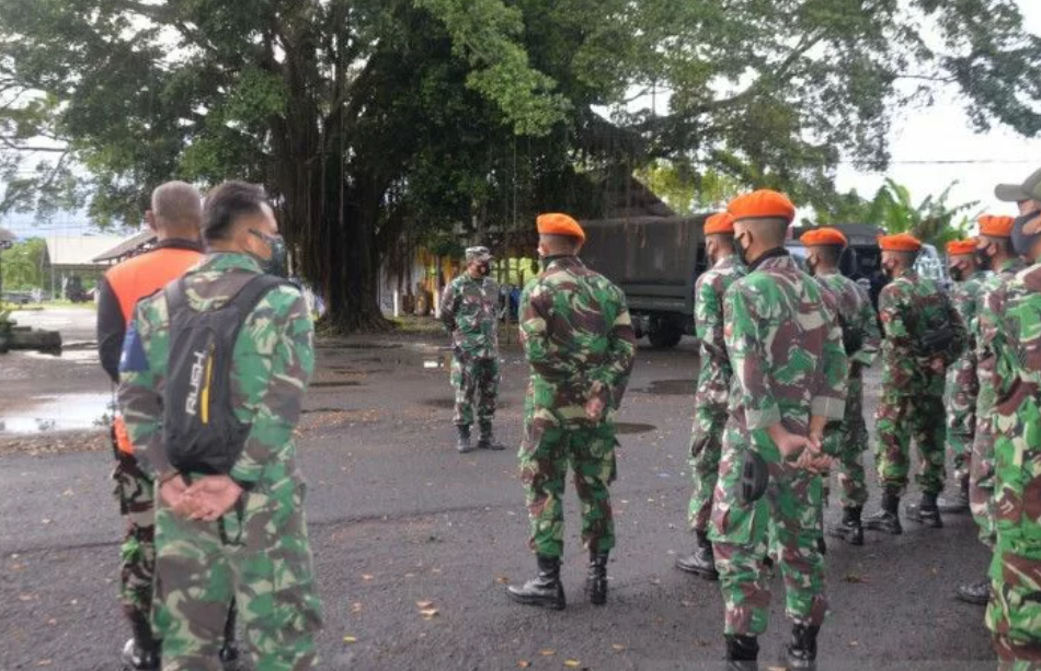 TNI Angkatan Udara mengerahkan 46 prajurit dari Lanud Abdulrachman Saleh untuk membantu korban bencana erupsi Semeru di Kabupaten Lumajang dan Malang. (Foto: Ant)
