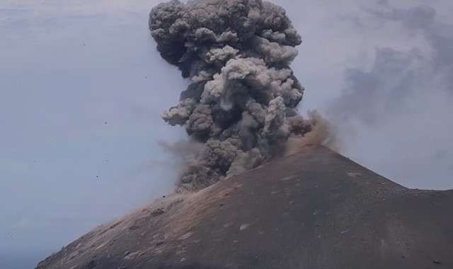 Ilustrasi abu vulkanik ketika gunung meletus. (Foto: Istimewa)