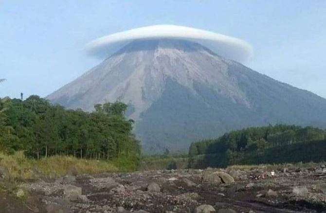 Keindahan Gunung Semeru sebelum erupsi, Sabtu 4 Desember 2021. (Foto: Istimewa)