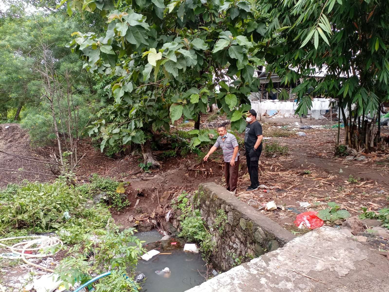 Pencarian korban di saluran air yang dialiri drainese dari depan rumah korban.(Foto: Deni Lukmantara/Ngopibareng)