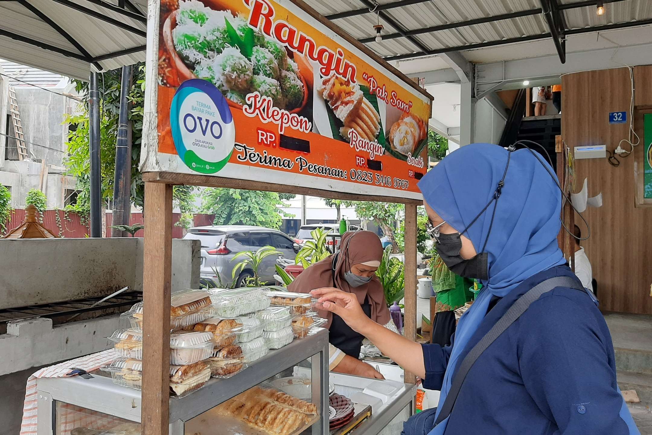 Salah satu UMKM yang bersinergi dengan Dapoer Kecombrang Surabaya dalam Food Festival. (Foto: Pita Sari/Ngopibareng.id)
