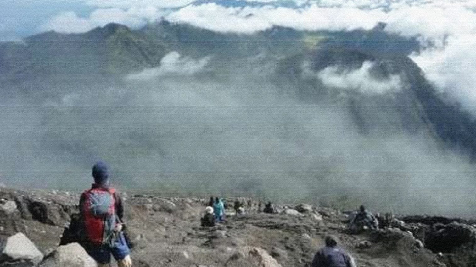 Pemandangan dari puncak Gunung Semeru setelah erupsi. (Foto: lazisnu)
